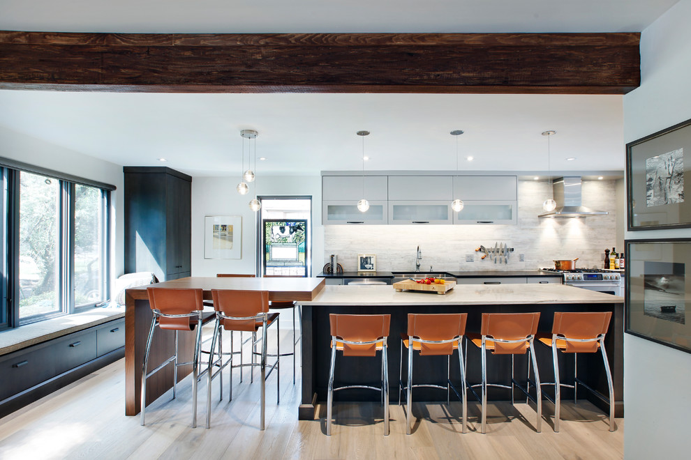 Mittelgroße Moderne Küche mit Kücheninsel in Toronto