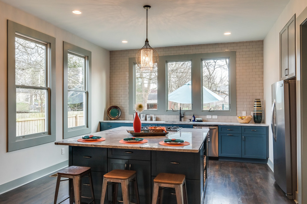 Exemple d'une cuisine romantique en U de taille moyenne avec un placard à porte shaker, des portes de placard bleues, un plan de travail en granite et îlot.