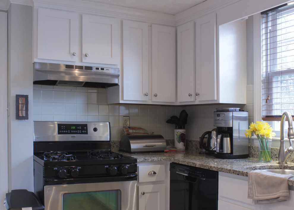 Modern inredning av ett avskilt, mellanstort u-kök, med en undermonterad diskho, skåp i shakerstil, vita skåp, granitbänkskiva, vitt stänkskydd, stänkskydd i keramik, rostfria vitvaror, en köksö och ljust trägolv