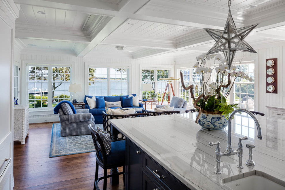 Foto di una grande cucina costiera con lavello sottopiano, ante in stile shaker, ante blu, top in marmo, elettrodomestici in acciaio inossidabile e pavimento in legno massello medio