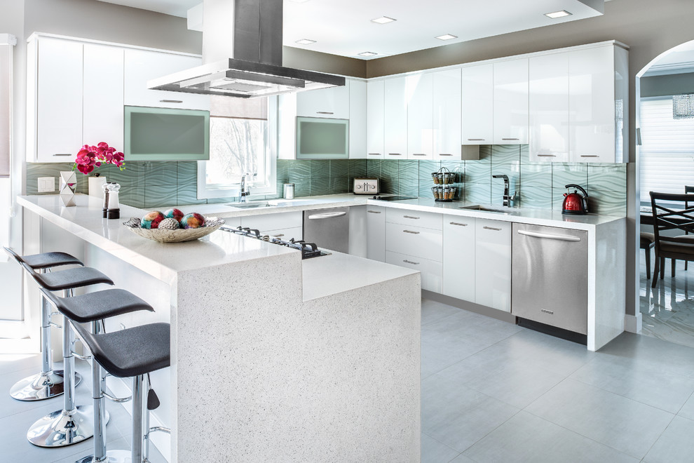 Inspiration för mellanstora moderna kök, med en undermonterad diskho, släta luckor, vita skåp, bänkskiva i terrazo, grönt stänkskydd, stänkskydd i glaskakel, rostfria vitvaror, betonggolv, en halv köksö och grått golv
