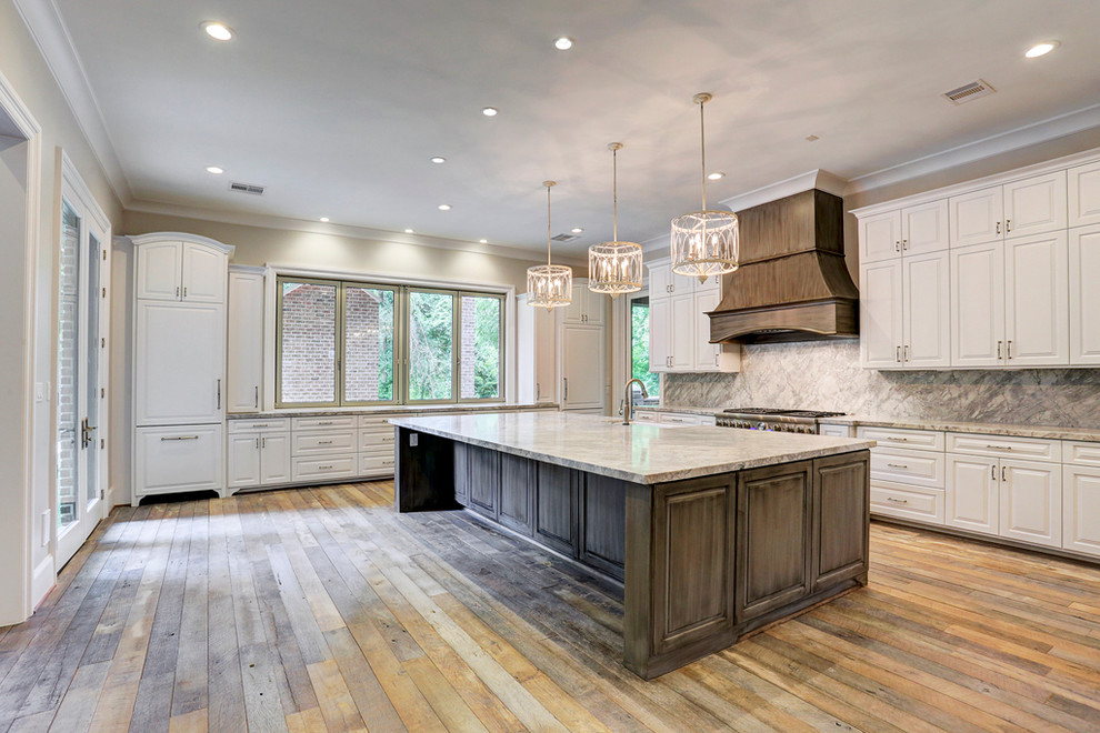 Idéer för att renovera ett stort vintage kök, med en rustik diskho, luckor med upphöjd panel, vita skåp, granitbänkskiva, flerfärgad stänkskydd, stänkskydd i sten, rostfria vitvaror, mellanmörkt trägolv, en köksö och beiget golv