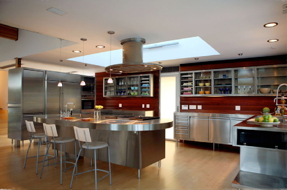 Moderne Küche mit Edelstahlfronten und offenen Schränken in Los Angeles