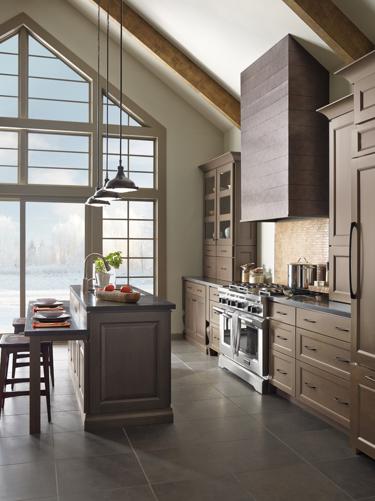 Idéer för ett stort amerikanskt linjärt kök med öppen planlösning, med en dubbel diskho, luckor med upphöjd panel, skåp i mörkt trä, granitbänkskiva, beige stänkskydd, stänkskydd i keramik, rostfria vitvaror, klinkergolv i keramik och en köksö