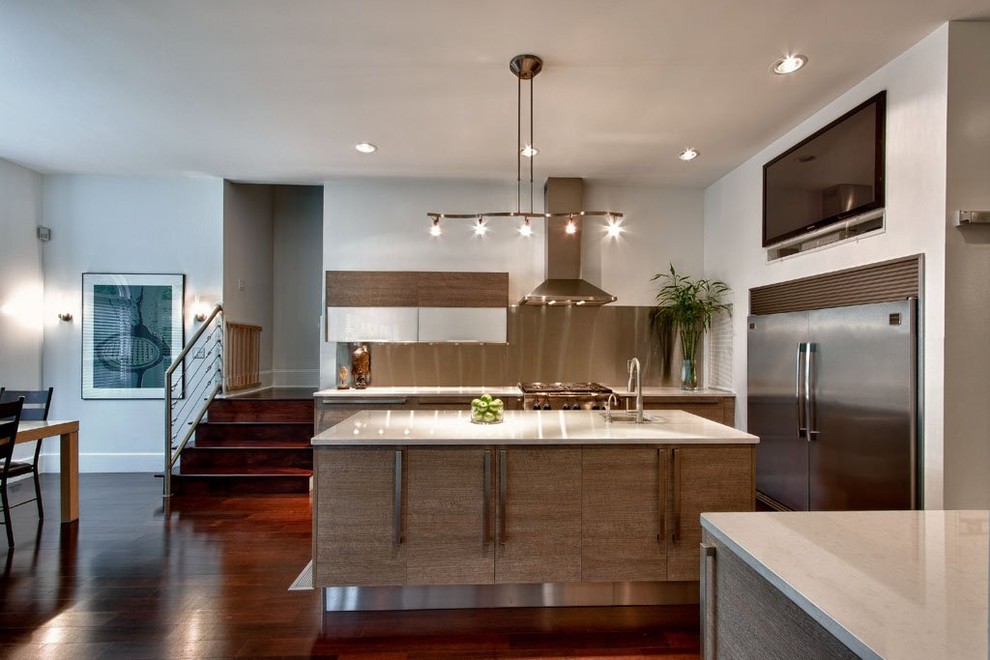 Cette image montre une cuisine ouverte minimaliste avec un électroménager en acier inoxydable.