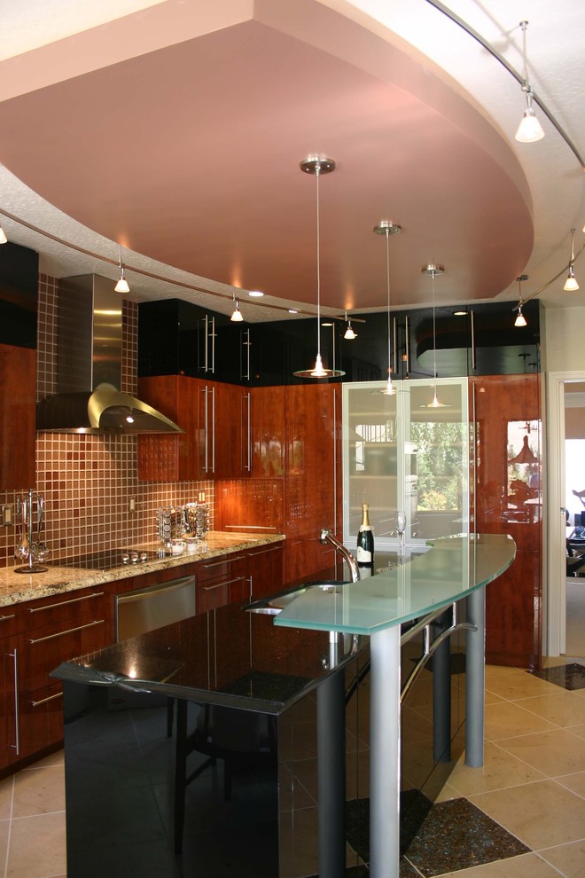 Diseño de cocina contemporánea con armarios con paneles lisos, salpicadero marrón, encimera de granito, electrodomésticos de acero inoxidable y puertas de armario de madera oscura