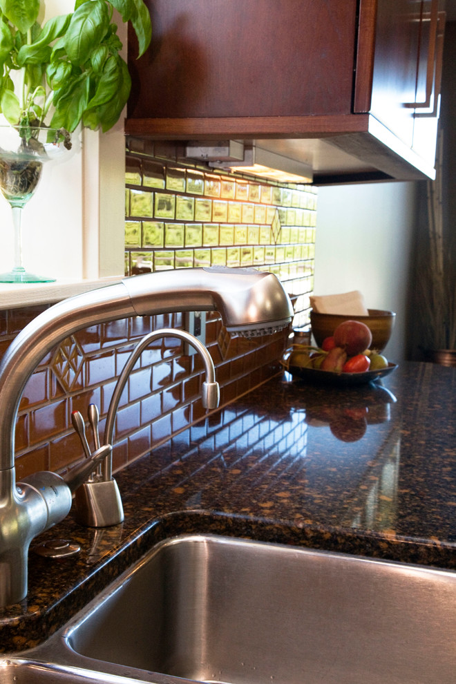 Esempio di una grande cucina minimalista con lavello a doppia vasca, ante lisce, ante in legno bruno, top in granito, paraspruzzi marrone, paraspruzzi con piastrelle di vetro, elettrodomestici in acciaio inossidabile e pavimento in ardesia