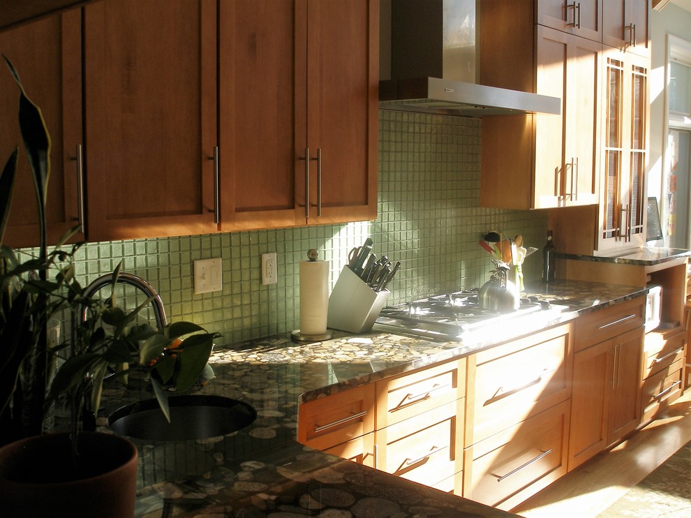 セントルイスにある高級な中くらいなトラディショナルスタイルのおしゃれなキッチン (アンダーカウンターシンク、中間色木目調キャビネット、シルバーの調理設備、無垢フローリング、茶色い床、シェーカースタイル扉のキャビネット、テラゾーカウンター、茶色いキッチンパネル、セラミックタイルのキッチンパネル) の写真