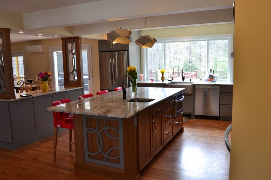 Modern inredning av ett mellanstort kök, med en rustik diskho, skåp i shakerstil, grå skåp, granitbänkskiva, rostfria vitvaror och ljust trägolv