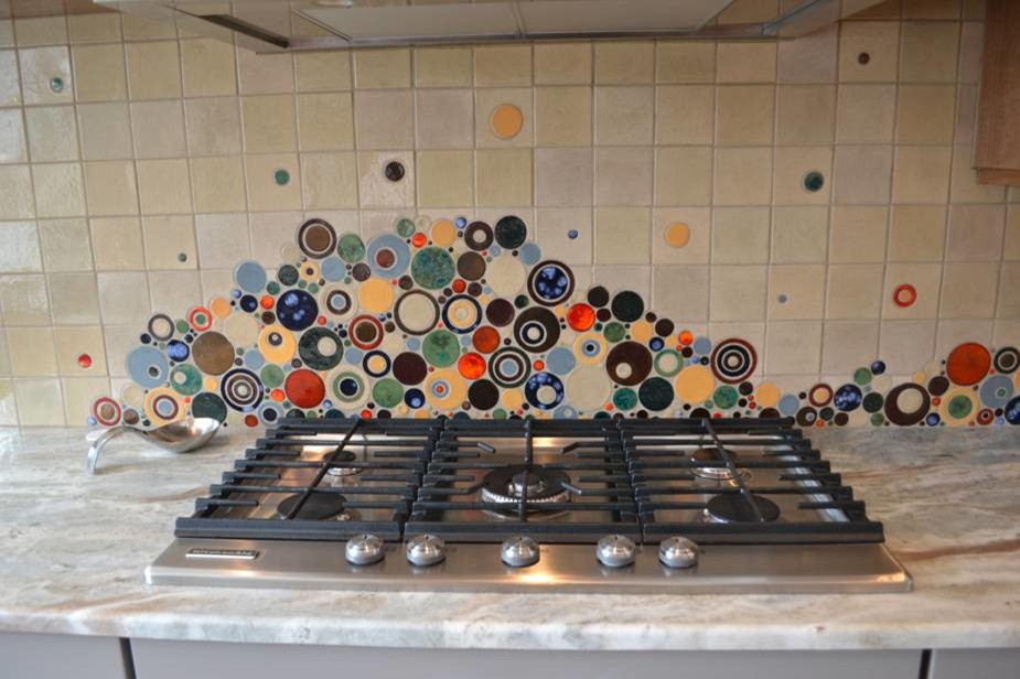 Inredning av ett modernt mellanstort kök, med en rustik diskho, skåp i shakerstil, grå skåp, granitbänkskiva, rostfria vitvaror och ljust trägolv