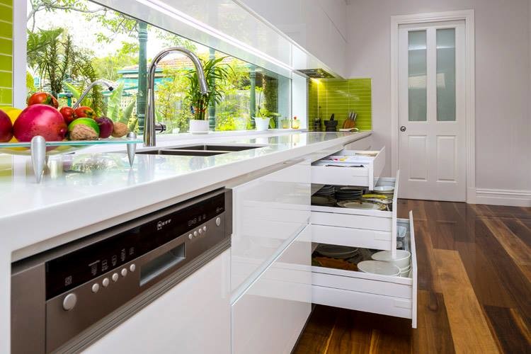 Moderne Küche mit braunem Holzboden in Melbourne