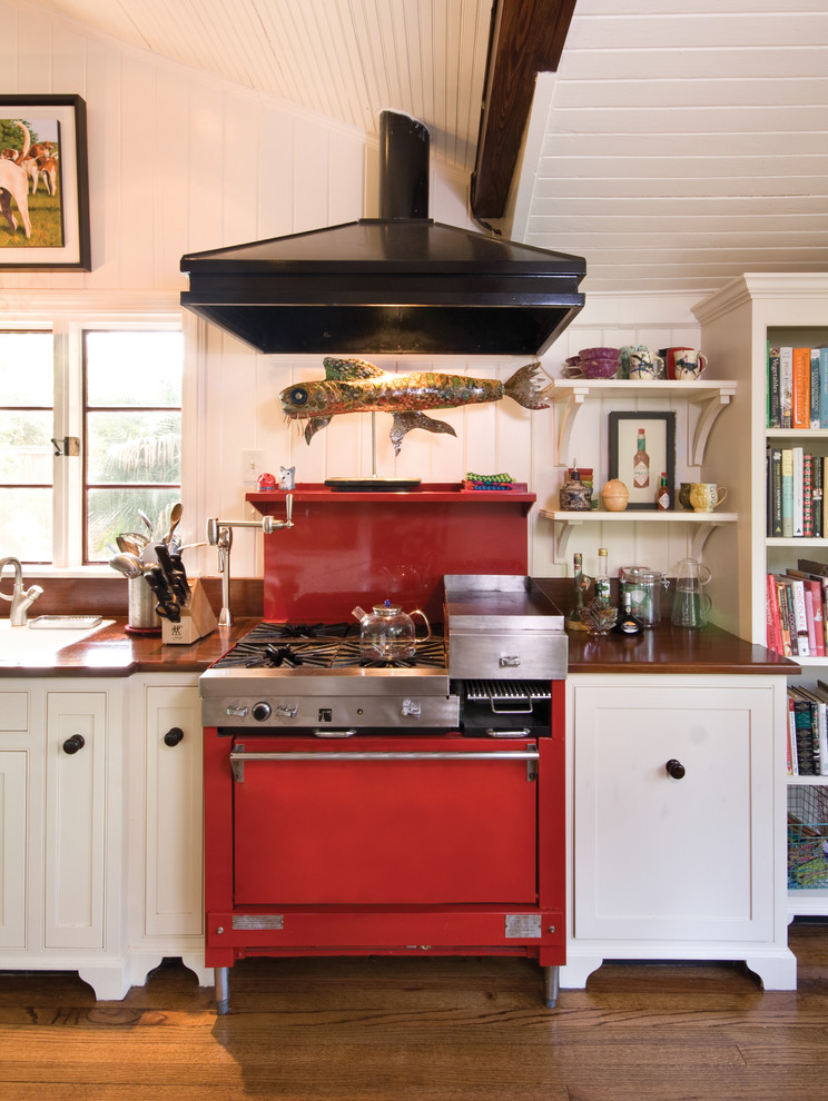 Immagine di una cucina bohémian con ante a filo, ante bianche, top in legno e elettrodomestici colorati