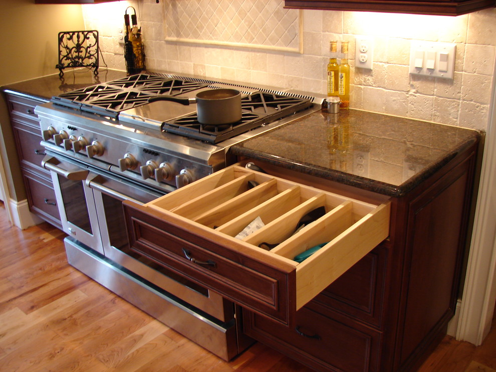 Example of a classic kitchen design in Raleigh