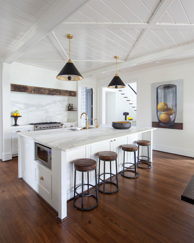 Diseño de cocina comedor de estilo de casa de campo con fregadero bajoencimera, armarios estilo shaker, puertas de armario blancas, salpicadero verde, electrodomésticos de acero inoxidable, suelo de madera oscura, una isla, suelo marrón y encimeras grises