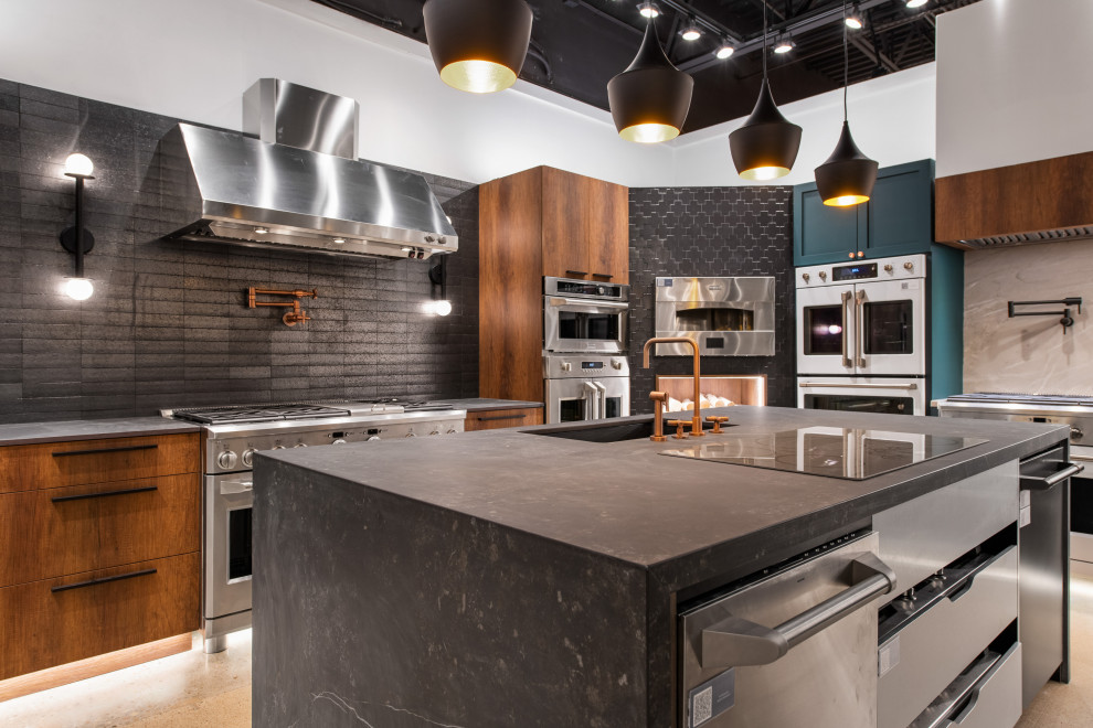 Foto di una cucina contemporanea di medie dimensioni con lavello sottopiano, ante lisce, ante in legno scuro, paraspruzzi nero, elettrodomestici in acciaio inossidabile, pavimento beige e top beige
