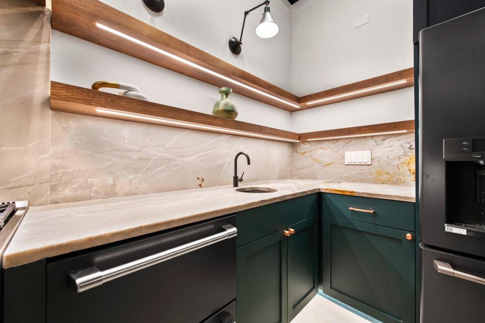 Inredning av ett modernt mellanstort beige beige kök, med en undermonterad diskho, släta luckor, skåp i mellenmörkt trä, svart stänkskydd, rostfria vitvaror, en köksö och beiget golv