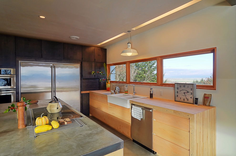 Foto di una cucina design con lavello stile country, ante in legno chiaro, top in legno e elettrodomestici in acciaio inossidabile