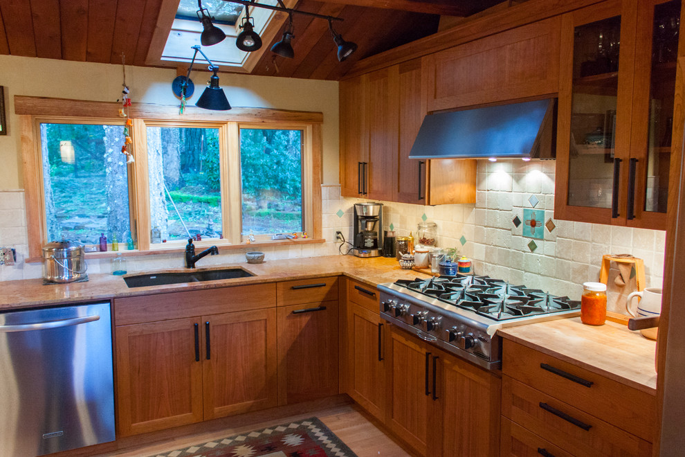Idéer för att renovera ett mellanstort rustikt kök, med en undermonterad diskho, släta luckor, skåp i ljust trä, rostfria vitvaror och ljust trägolv