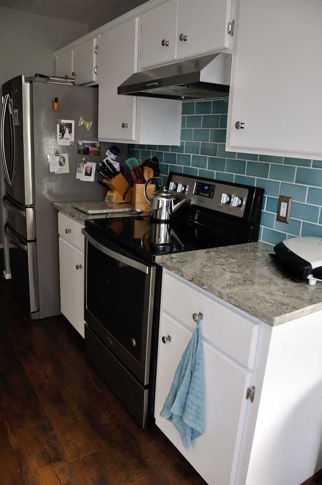 Exempel på ett exotiskt l-kök, med en undermonterad diskho, vita skåp, bänkskiva i kvarts, stänkskydd i keramik, rostfria vitvaror och laminatgolv