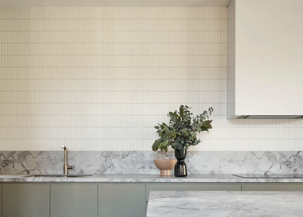 Exempel på ett stort modernt vit vitt kök, med en nedsänkt diskho, släta luckor, gröna skåp, marmorbänkskiva, vitt stänkskydd, stänkskydd i keramik, rostfria vitvaror, ljust trägolv, en köksö och beiget golv