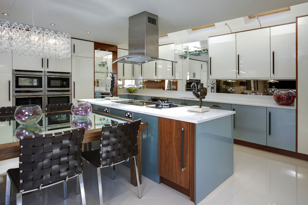 Large traditional kitchen/diner in Other with a built-in sink, granite worktops, white splashback, porcelain splashback, stainless steel appliances, porcelain flooring and an island.