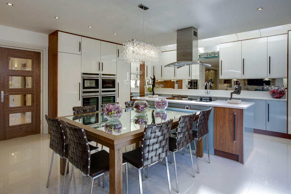Foto de cocina comedor tradicional renovada, grande, con fregadero encastrado, encimera de granito, salpicadero blanco, salpicadero de azulejos de porcelana, electrodomésticos de acero inoxidable, suelo de baldosas de porcelana, una isla, armarios con paneles lisos y puertas de armario blancas