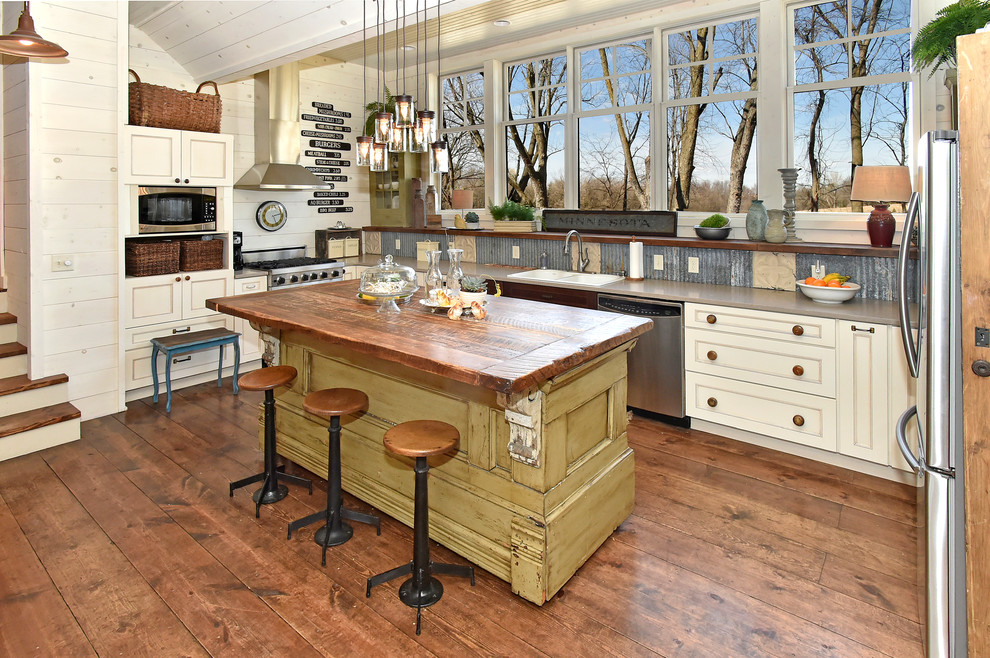 Idéer för rustika u-kök, med en nedsänkt diskho, luckor med infälld panel, vita skåp, mörkt trägolv och en köksö