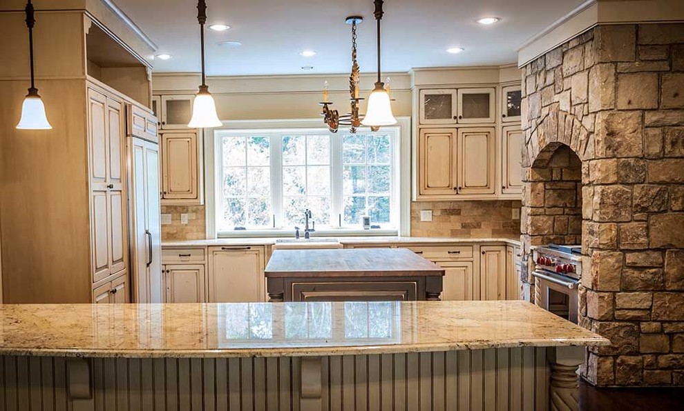 Esempio di una cucina design di medie dimensioni con ante con finitura invecchiata e paraspruzzi beige