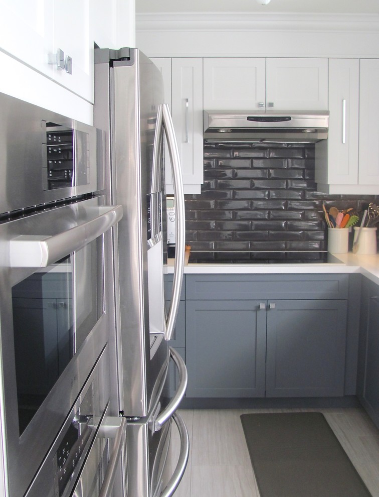 Foto di una piccola cucina chic con lavello sottopiano, ante in stile shaker, ante grigie, paraspruzzi grigio, paraspruzzi con piastrelle diamantate e elettrodomestici in acciaio inossidabile