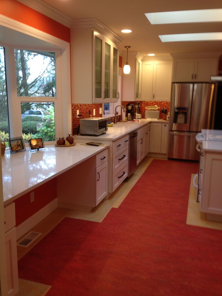 Moderne Wohnküche in L-Form mit Doppelwaschbecken, Schrankfronten im Shaker-Stil, beigen Schränken, Quarzwerkstein-Arbeitsplatte, Küchenrückwand in Rot, Rückwand aus Mosaikfliesen, Küchengeräten aus Edelstahl, Linoleum, Kücheninsel und beigem Boden in Seattle