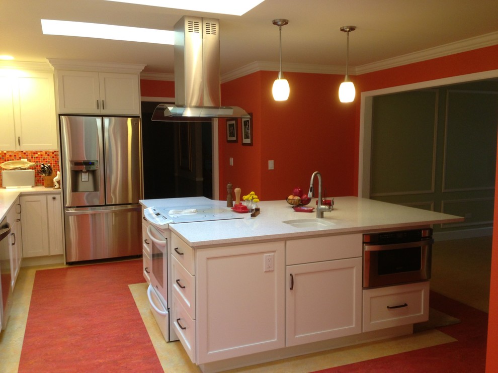 Moderne Wohnküche in L-Form mit Doppelwaschbecken, Schrankfronten im Shaker-Stil, beigen Schränken, Quarzwerkstein-Arbeitsplatte, Küchenrückwand in Rot, Rückwand aus Mosaikfliesen, Küchengeräten aus Edelstahl, Linoleum, Kücheninsel und beigem Boden in Seattle