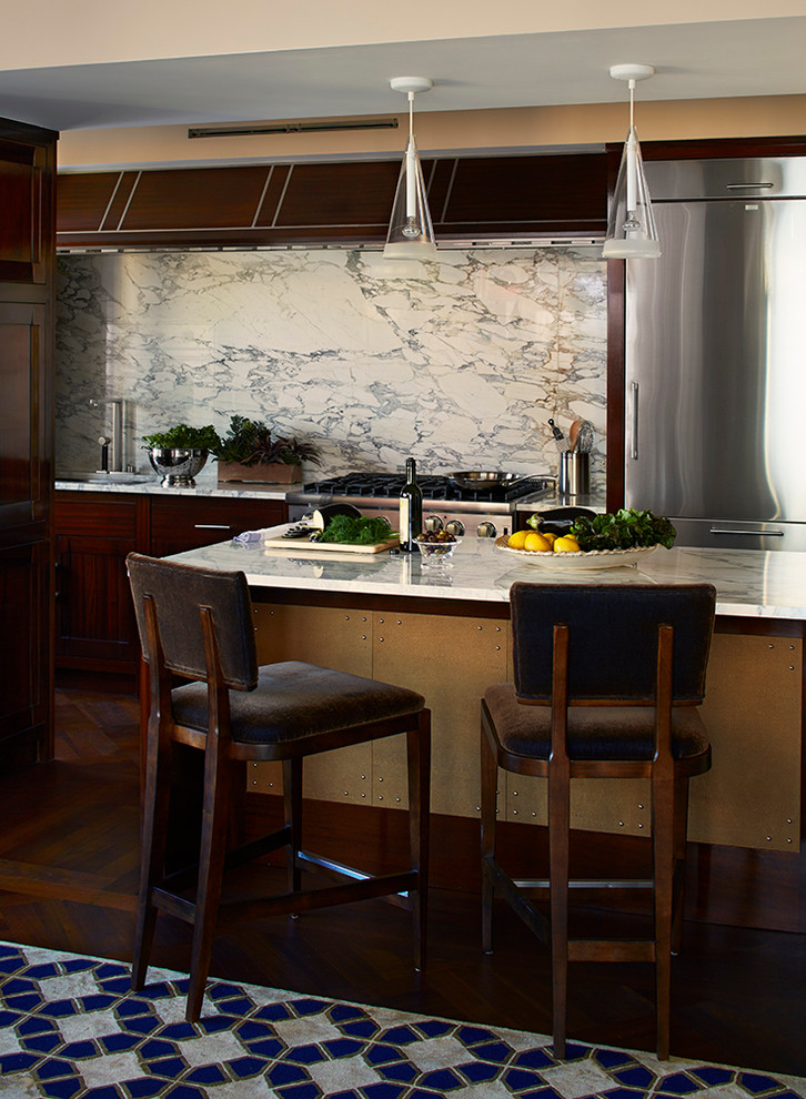 Bild på ett mellanstort vintage linjärt kök och matrum, med vitt stänkskydd, rostfria vitvaror och en köksö