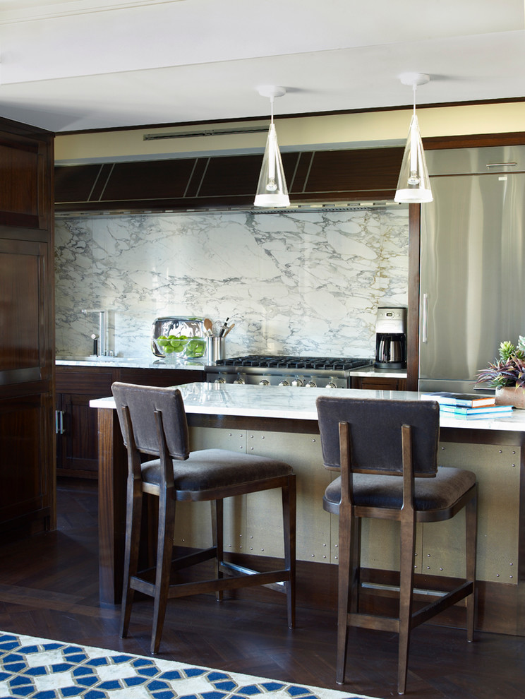 Immagine di una grande cucina chic con paraspruzzi bianco, paraspruzzi con piastrelle in pietra, elettrodomestici in acciaio inossidabile, parquet scuro e ante in legno bruno