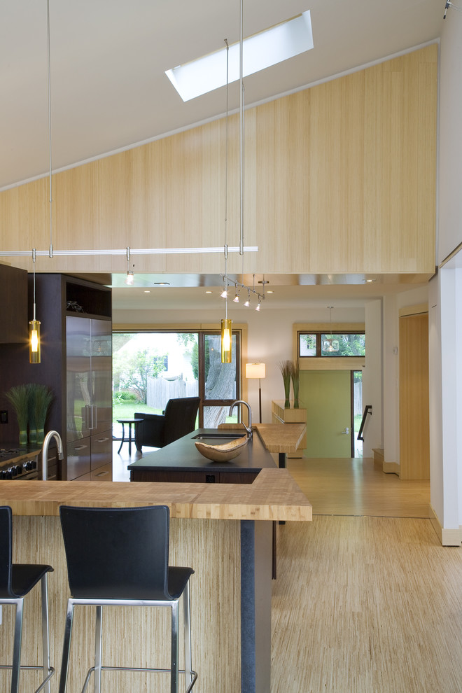 Idée de décoration pour une cuisine minimaliste avec un plan de travail en bois.
