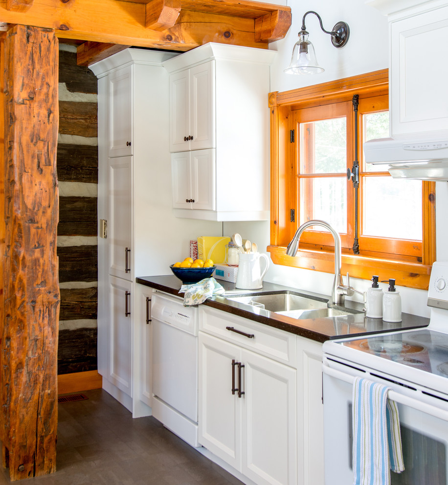 Idéer för att renovera ett litet rustikt linjärt kök, med en dubbel diskho, luckor med infälld panel, vita skåp och vita vitvaror