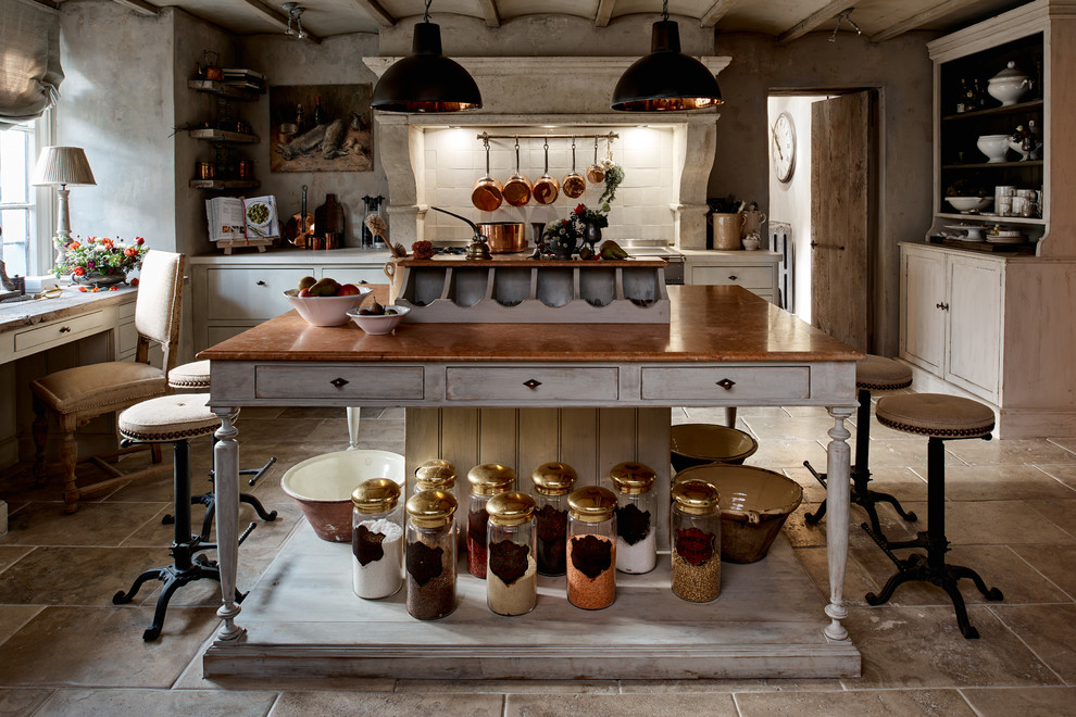 ウィルトシャーにある中くらいなヴィクトリアン調のおしゃれなキッチン (落し込みパネル扉のキャビネット、白いキャビネット、グレーの床) の写真