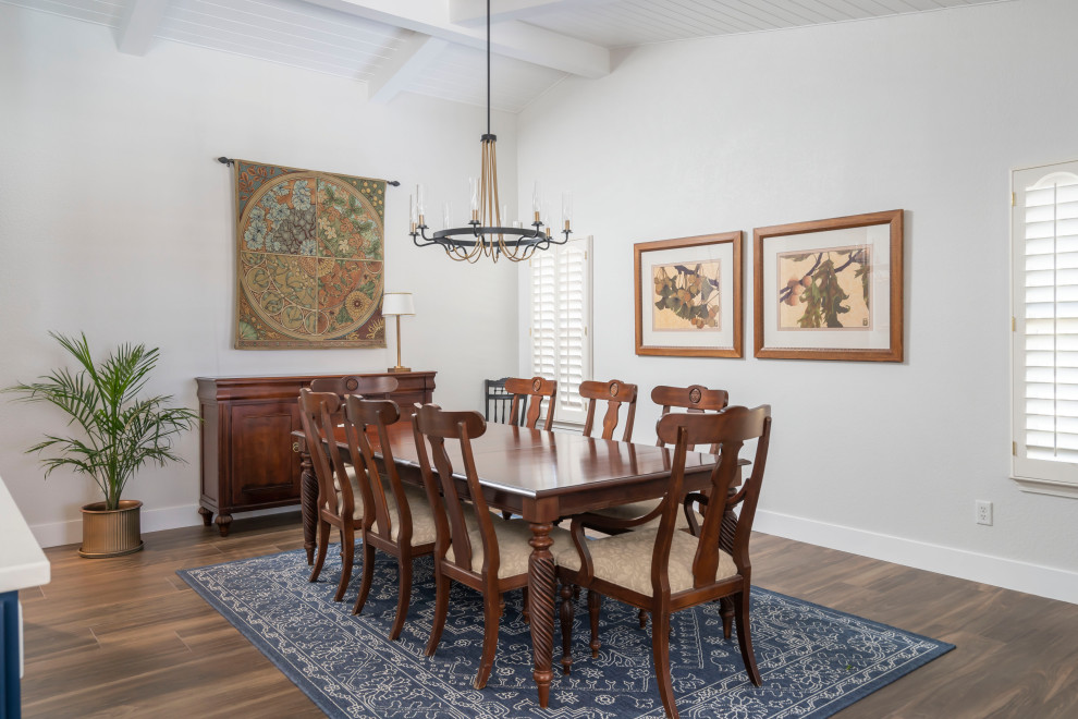 Источник вдохновения для домашнего уюта: большая кухня-столовая в классическом стиле с полом из керамической плитки, коричневым полом и деревянным потолком
