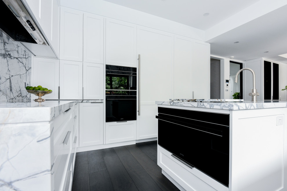 Idéer för stora funkis flerfärgat kök, med en undermonterad diskho, skåp i shakerstil, vita skåp, marmorbänkskiva, flerfärgad stänkskydd, stänkskydd i marmor, svarta vitvaror, mörkt trägolv, en köksö och svart golv