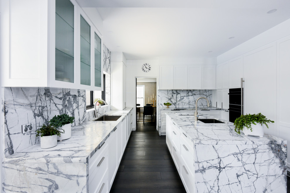 Inspiration för ett stort funkis flerfärgad flerfärgat kök, med en undermonterad diskho, skåp i shakerstil, vita skåp, marmorbänkskiva, flerfärgad stänkskydd, stänkskydd i marmor, svarta vitvaror, mörkt trägolv, en köksö och svart golv