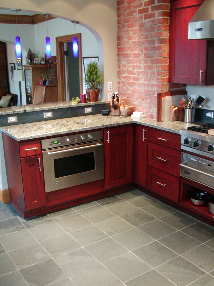 Inspiration för ett avskilt, mellanstort funkis l-kök, med en dubbel diskho, luckor med infälld panel, röda skåp, bänkskiva i kvarts, grått stänkskydd, stänkskydd i keramik, rostfria vitvaror och klinkergolv i keramik