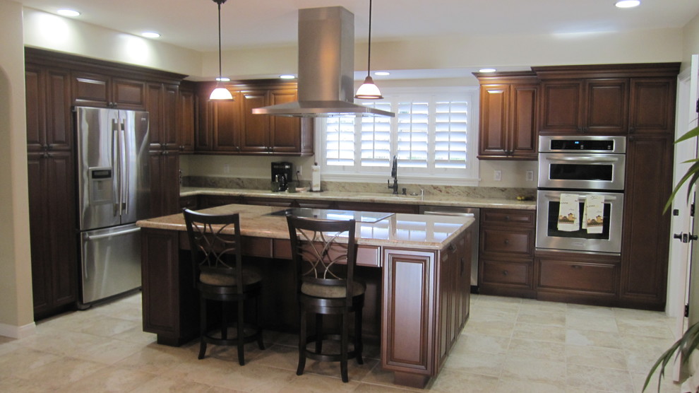 Immagine di un cucina con isola centrale stile americano con ante in stile shaker, ante in legno scuro e pavimento con piastrelle in ceramica