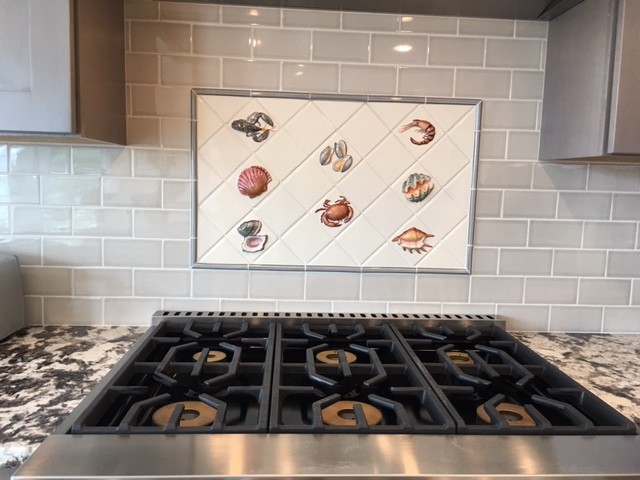 Foto de cocina costera con puertas de armario grises, encimera de granito, salpicadero verde, salpicadero de azulejos tipo metro y electrodomésticos de acero inoxidable