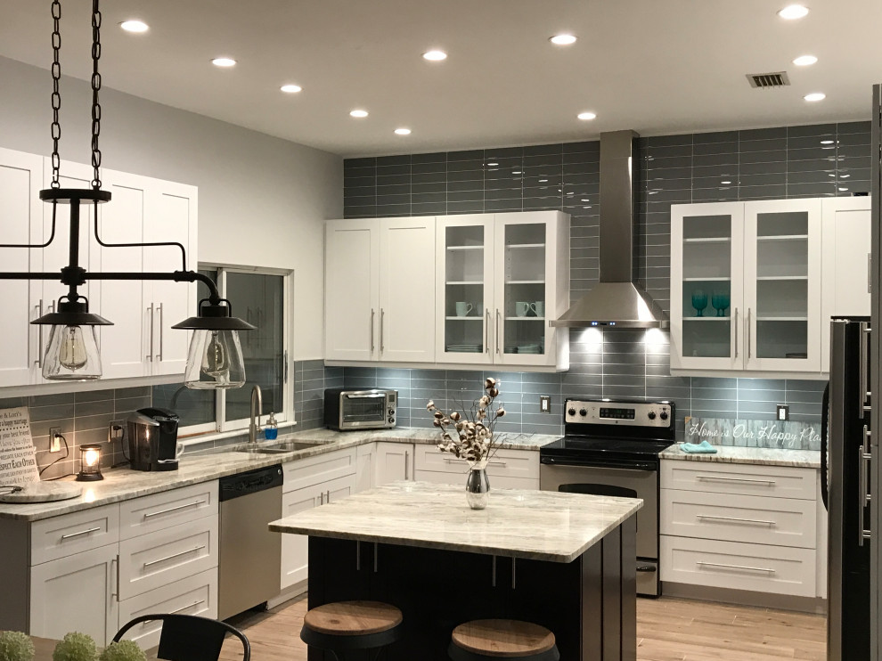 Exempel på ett stort modernt grå grått kök, med en undermonterad diskho, skåp i shakerstil, vita skåp, bänkskiva i kvartsit, blått stänkskydd, stänkskydd i glaskakel, rostfria vitvaror, klinkergolv i porslin, en köksö och beiget golv