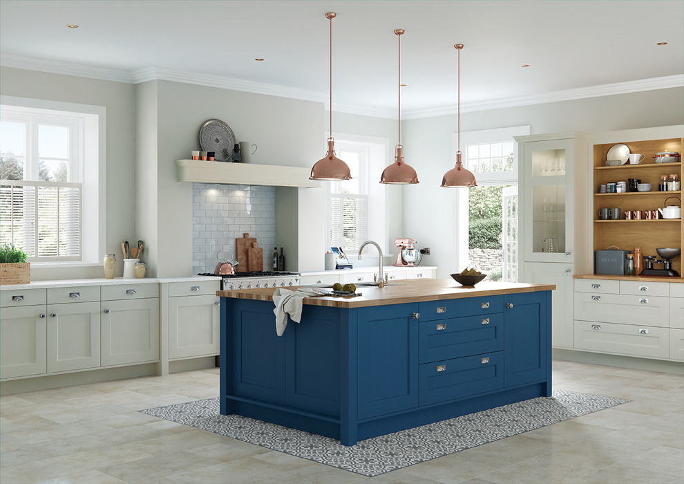 Immagine di una grande cucina chic chiusa con lavello sottopiano, ante con riquadro incassato, ante blu, top in legno e struttura in muratura