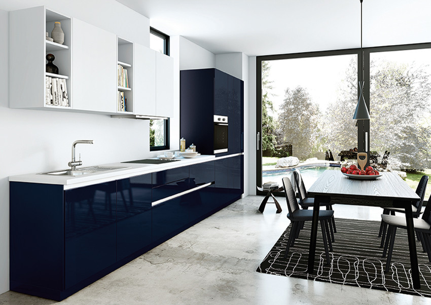 Ispirazione per una cucina minimalista di medie dimensioni con ante blu, elettrodomestici in acciaio inossidabile, pavimento in marmo e nessuna isola