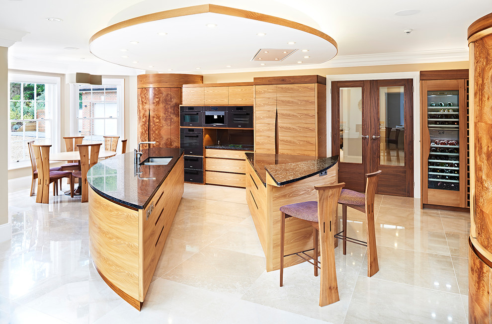 Foto di una grande cucina abitabile minimal con lavello sottopiano, top in granito e elettrodomestici neri