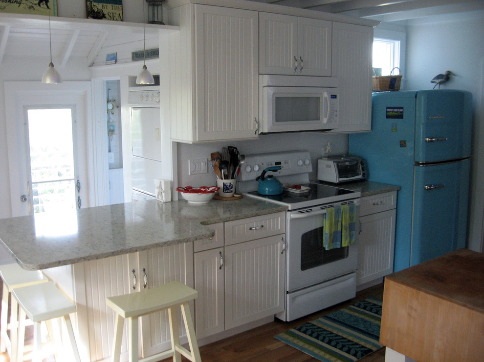 Immagine di una piccola cucina stile marinaro con lavello stile country, ante in stile shaker, ante bianche, elettrodomestici bianchi e penisola