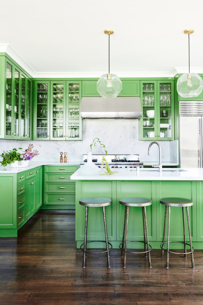 Foto på ett mellanstort eklektiskt vit kök, med en undermonterad diskho, luckor med infälld panel, gröna skåp, marmorbänkskiva, vitt stänkskydd, stänkskydd i marmor, rostfria vitvaror, mörkt trägolv, en köksö och brunt golv
