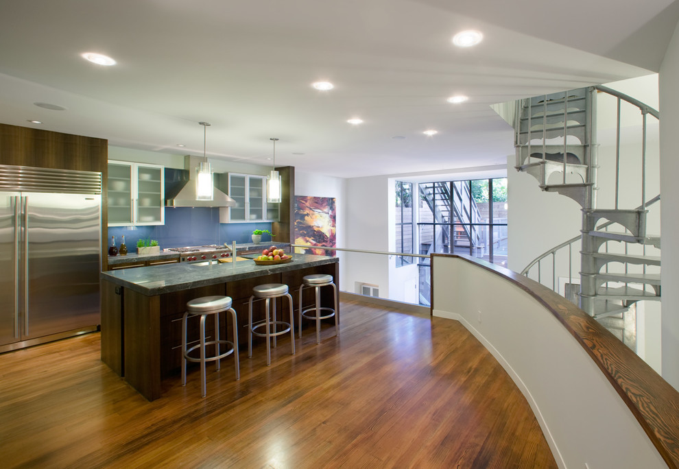 Zweizeilige Moderne Küche mit Unterbauwaschbecken, Glasfronten, weißen Schränken, Küchenrückwand in Blau, Glasrückwand, Küchengeräten aus Edelstahl, braunem Holzboden und Kücheninsel in San Francisco