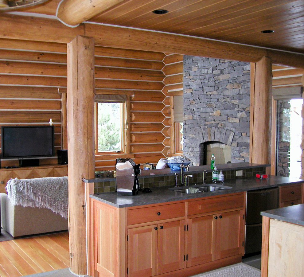 Idéer för att renovera ett mellanstort rustikt kök, med en dubbel diskho, luckor med infälld panel, skåp i mellenmörkt trä, grönt stänkskydd, stänkskydd i keramik, rostfria vitvaror och flera köksöar